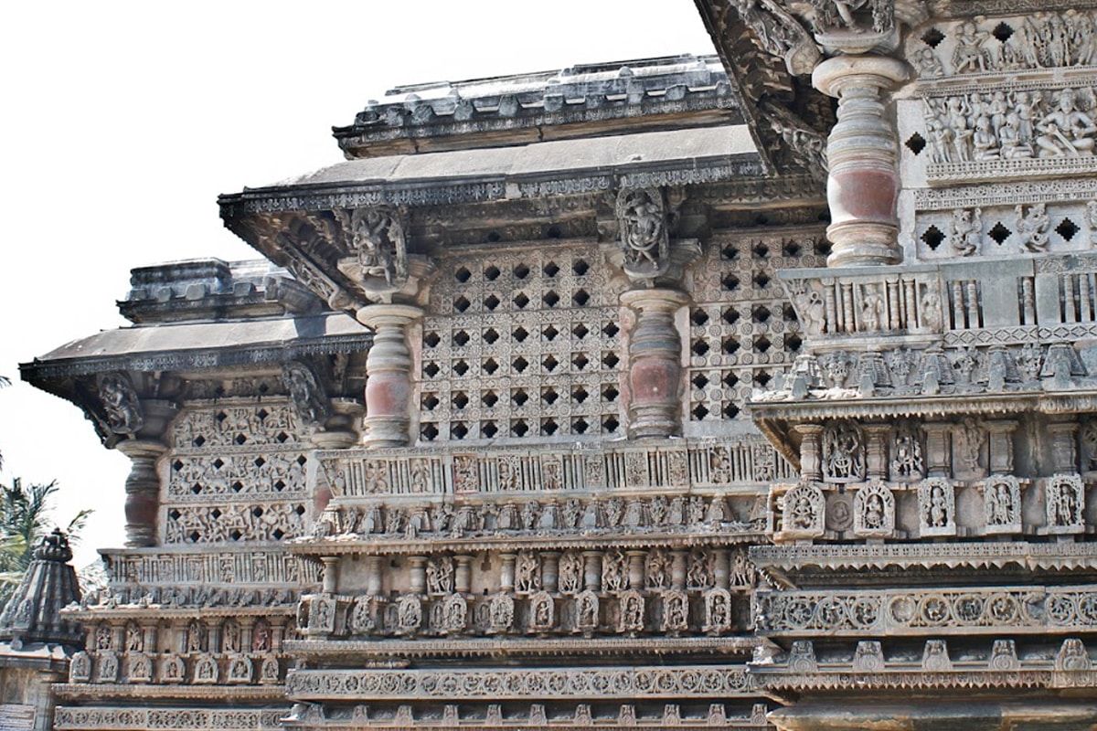 สถาปัตยกรรมโหยสละ ที่วัด Chennakesavaได้รับอิทธิพลจากชาวอินโด-อารยัน และอิทธิพลของงานศิลป์แบบอินเดียใต้ ขอบคุณภาพจาก karnatakatravelogue.blogspot