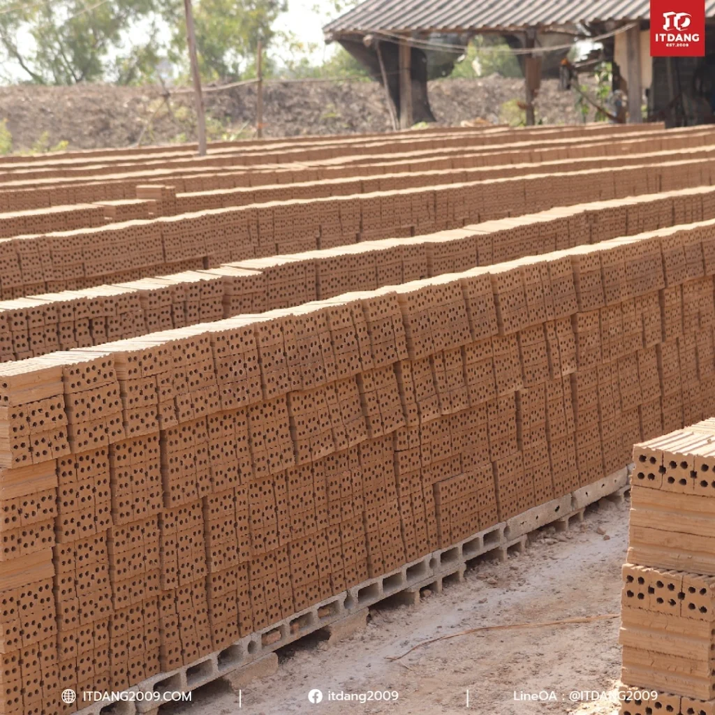 การผลิตอิฐแดงแบบท้องถิ่นในไทยยังคงใช้กรรมวิธีดั้งเดิมหลายขั้นตอน ซึ่ง ทุกขั้นตอนล้วนได้รับผลกระทบจากฝนโดยตรง