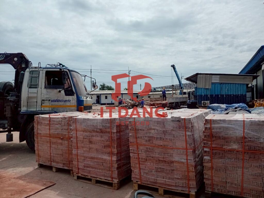 การจัดส่งอิฐแดง