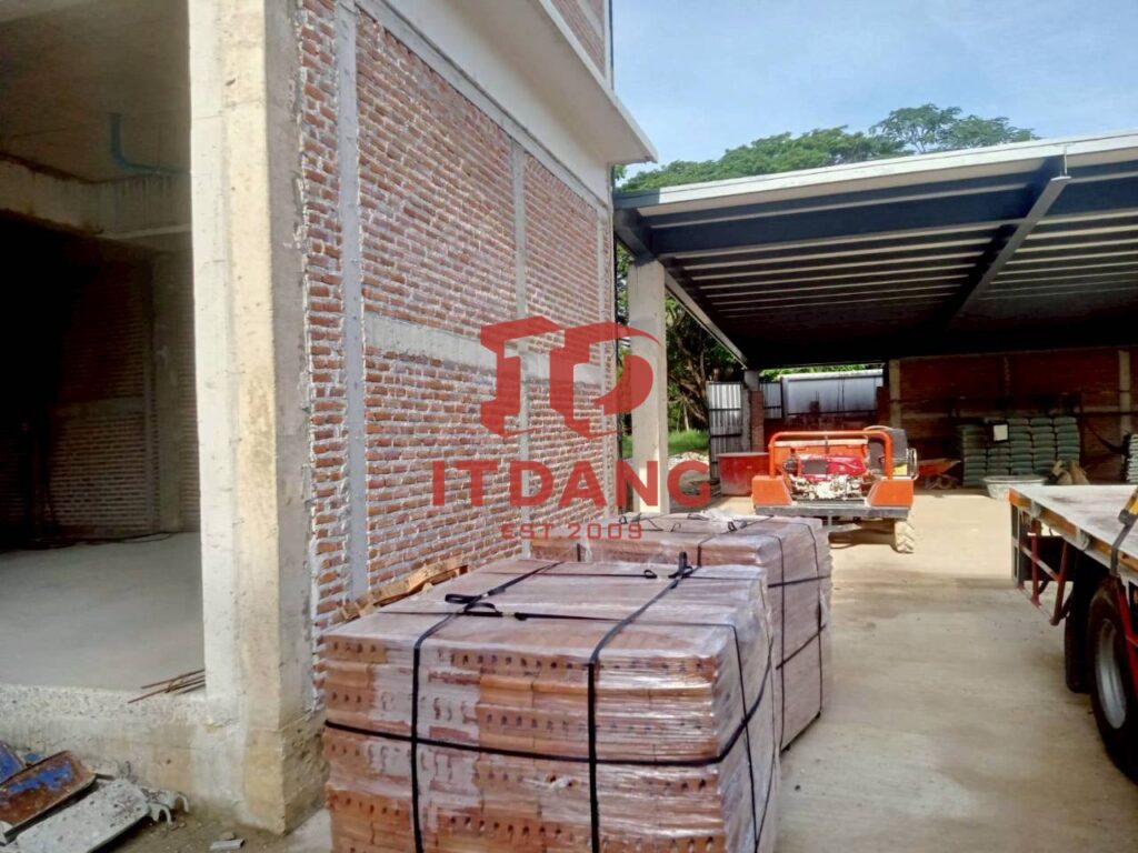 การจัดส่งอิฐแดง