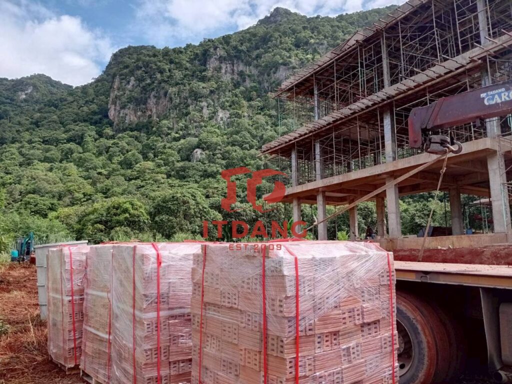 การจัดส่งอิฐแดง