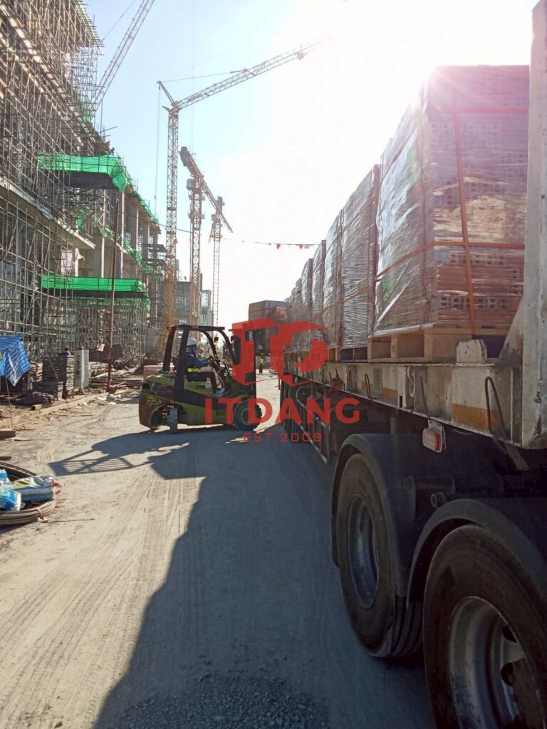 การจัดส่งอิฐแดง