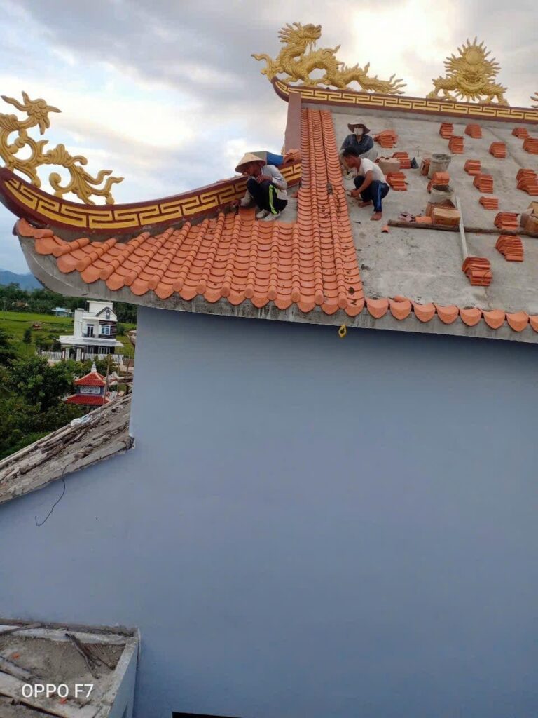 4. กระเบื้องดินเผามุงหลังคาทรงจีน (Chinese Tile): กลิ่นอายตะวันออก