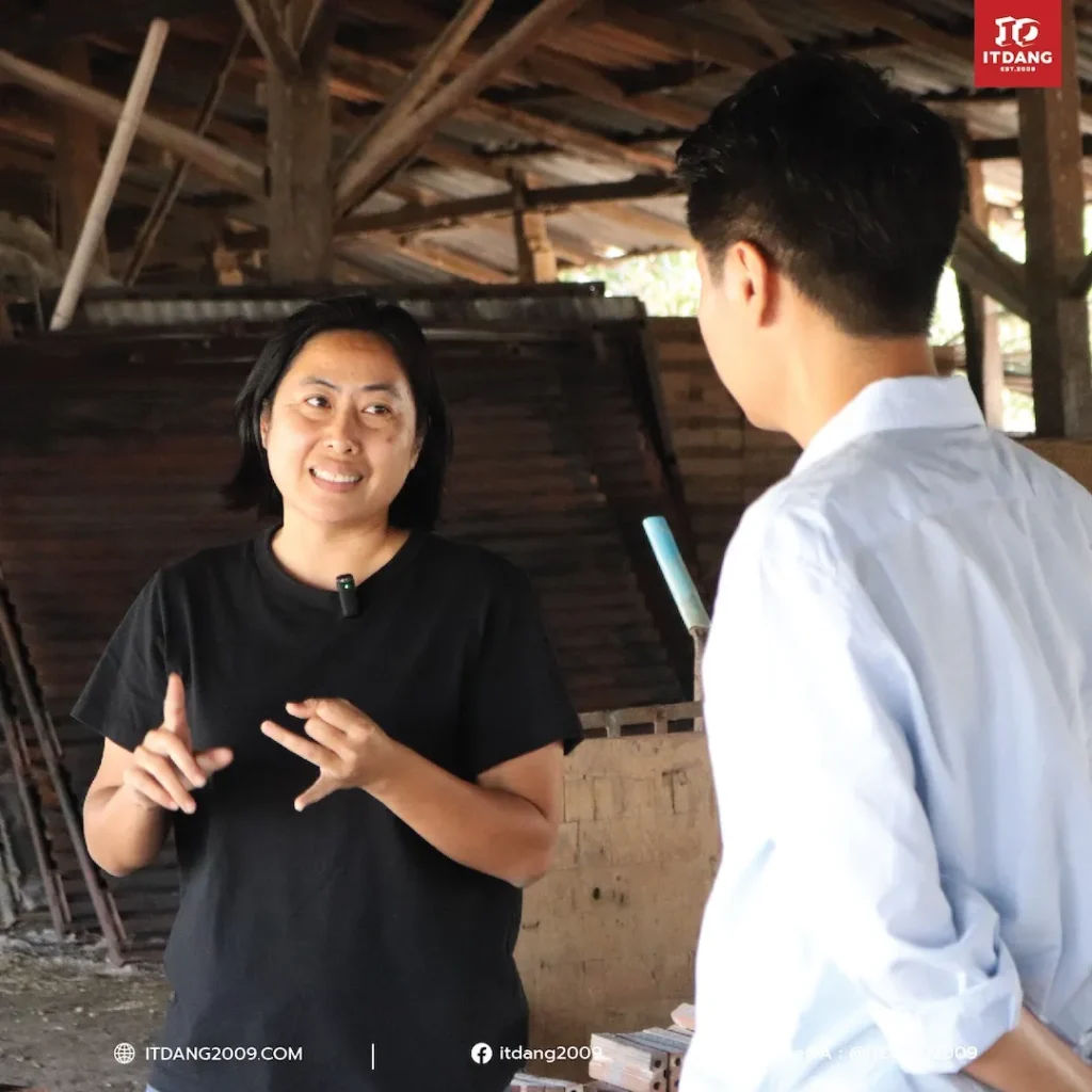 "ลูกค้าคือครอบครัว ที่ควรได้รับสิ่งที่ดีที่สุด" นี่คือประโยคแรกจากเจ้าของโรงงานที่ผลิต อิฐแดงมาตรฐาน ที่เราเข้าไปสัมภาษณ์ เพิ่มส่วนของโรงงานคุณอารีวรรณ