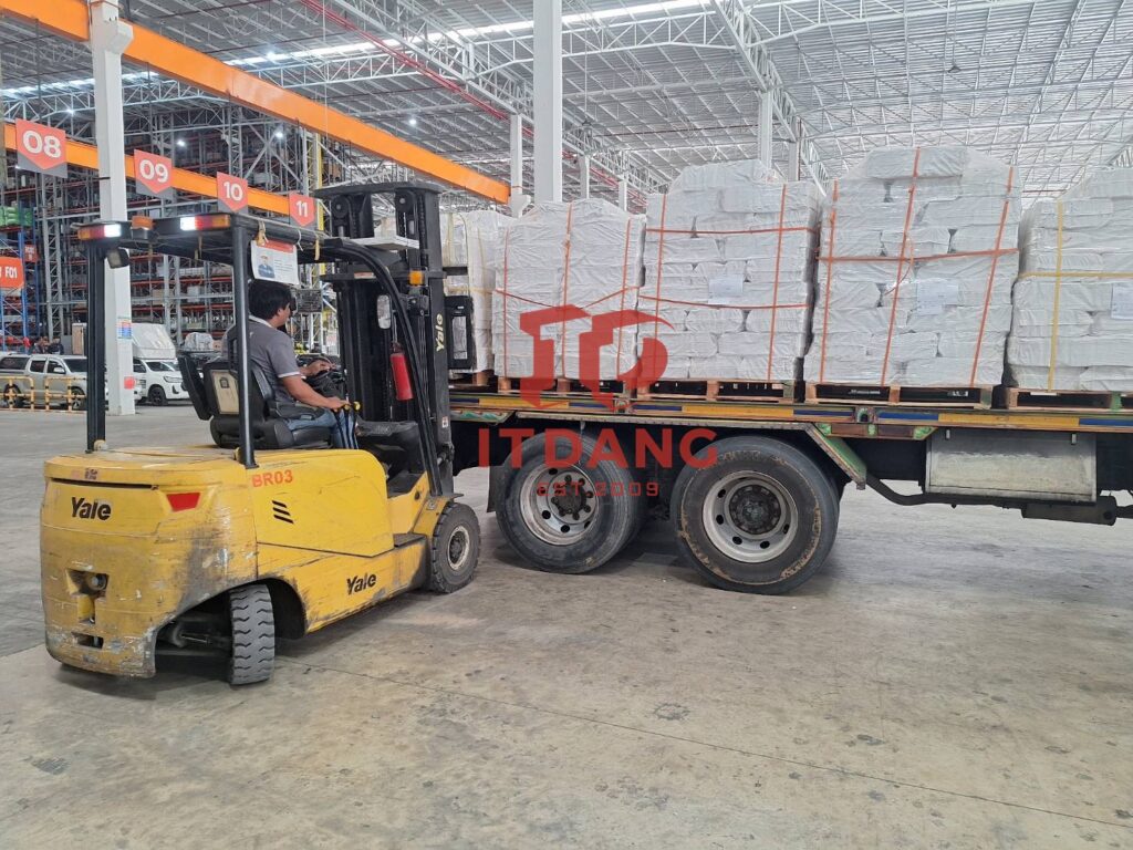 การจัดส่งอิฐแดง