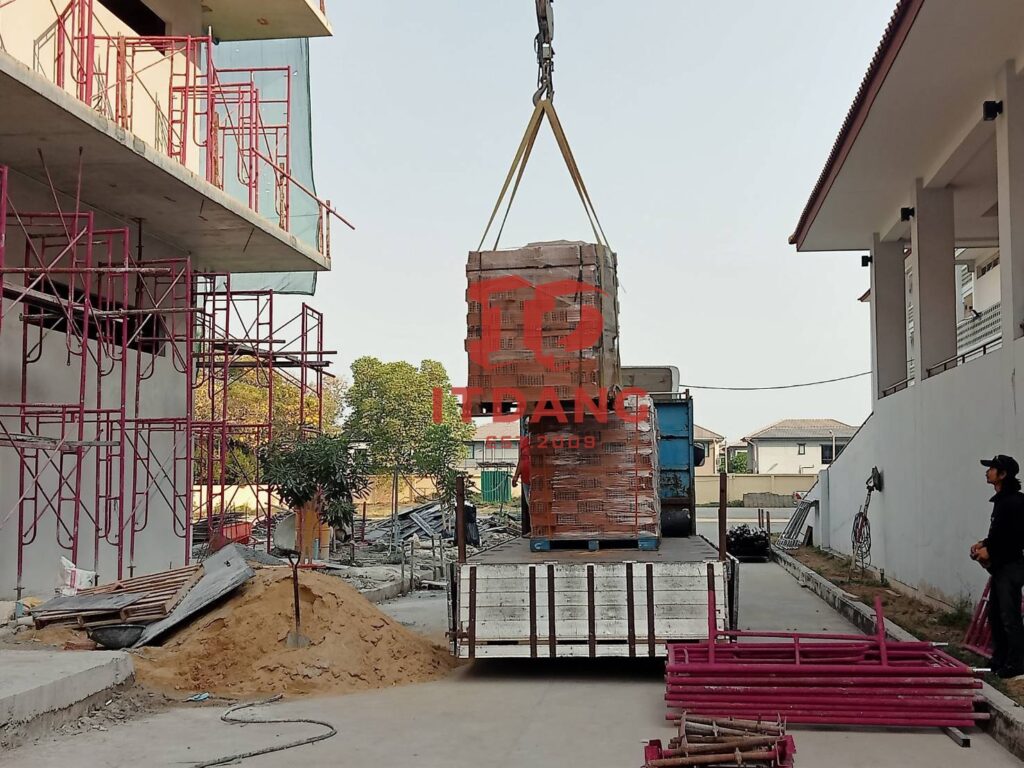 การจัดส่งอิฐแดง