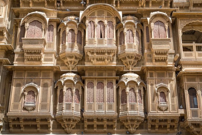 เทคนิคการแกะสลักแบบ Muxarabi บน Patwon Ki Haveli คฤหาสน์ที่สร้างโดยพ่อค้าชาว Jaisalmer ขอบคุณภาพจาก kevinstandagephotography