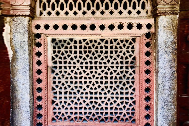 Jali เทคนิคการการสลักผนังหิน สุสาน Isa khan's นิวเดลี ประเทศอินเดีย ขอบคุณภาพจาก thescorpionsopinion.wordpress
