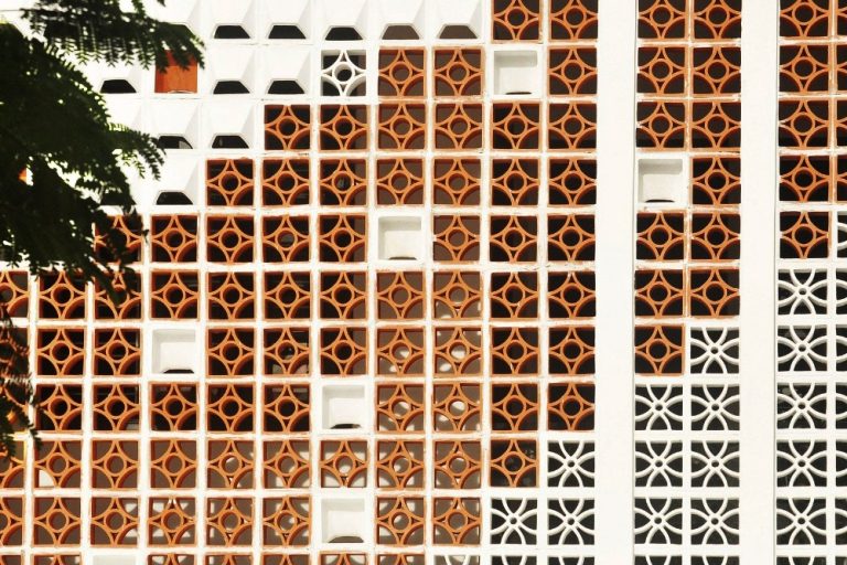 ผนังอิฐแดงช่องลม สวยงาม